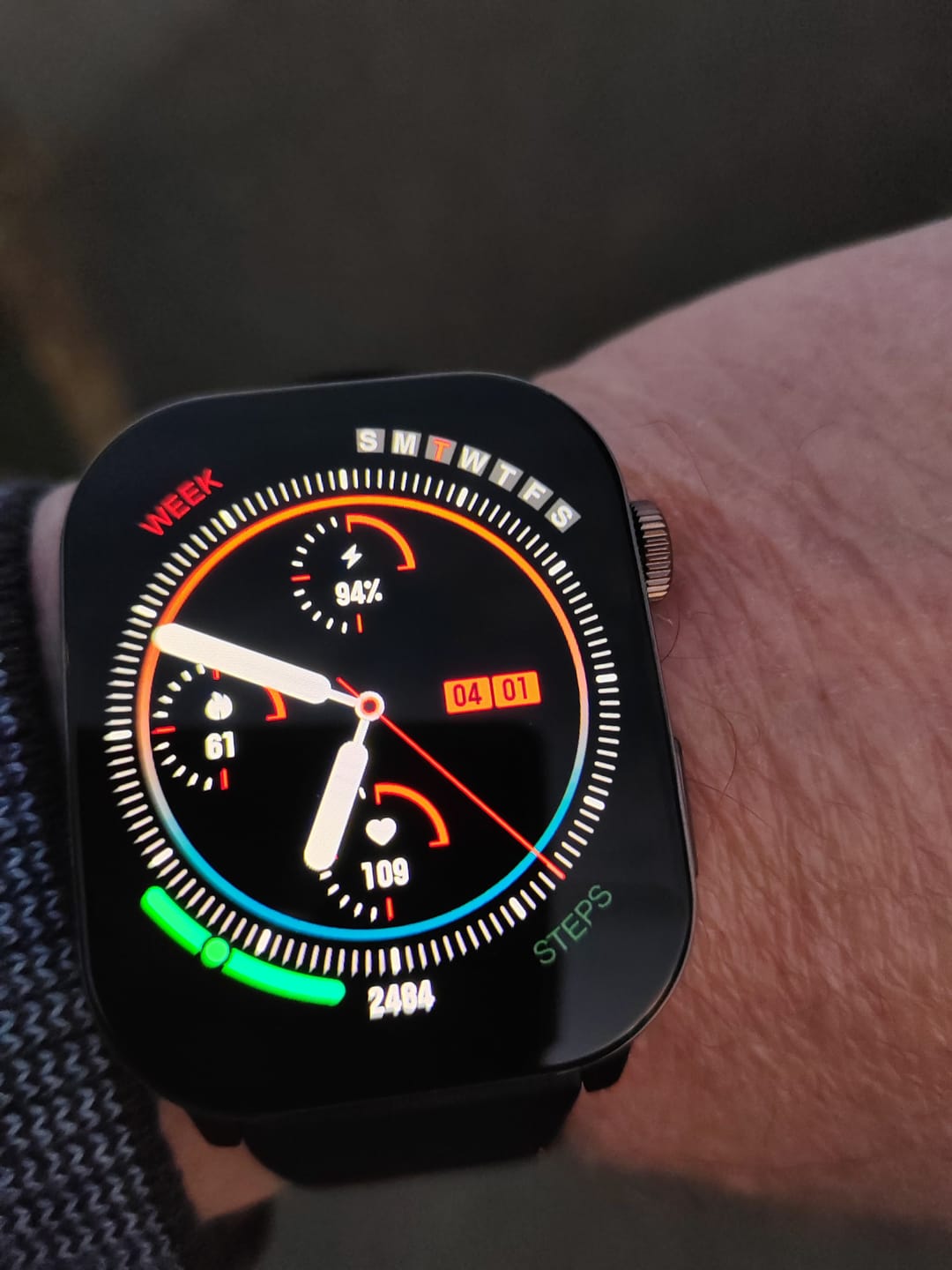 Gard Pro Smartwatch mit farbigem Zifferblatt am Handgelenk – Bewertung von Eugene zur Akkulaufzeit